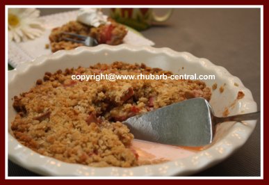 EasyRhubarbCrumblePieceOutDish