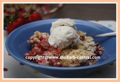 Rhubarb Strawberry Crumble with Oatmeal Dessert